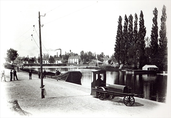 Tractor towing a boat at Dijon, 1894-5 (b/w photo)  from French Photographer
