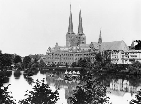 View of the museum with the Marienkirche in the background, Lubeck, c.1910 (b/w photo)  from Jousset