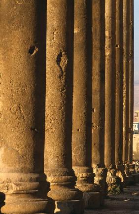 Temple of Bacchus, detail of the colonnade, High Imperial Period (27 BC-395 AD) (photo) 