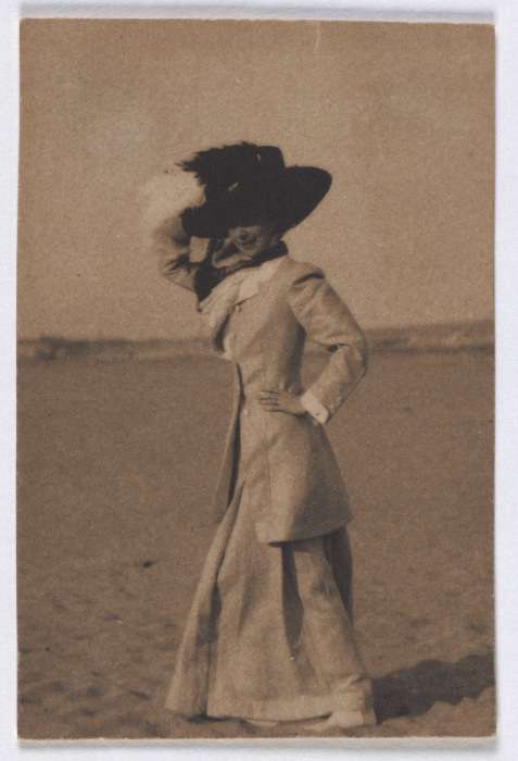 Junge Dame mit großem Hut am Strand, de profil from Adolf DeMeyer