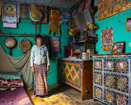 Frau in ihrem Wohnzimmer,Bhutan.