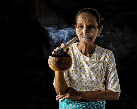 Frau raucht Zigarre,Bagan,Myanmar