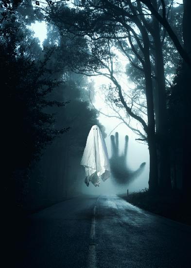 Geister-Halloween in der dunklen Straße