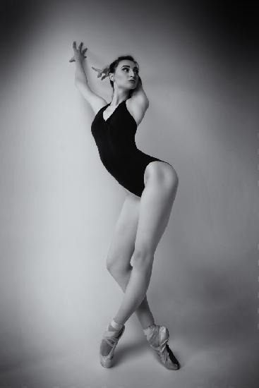Ballerina im Body improvisiert in einem Fotostudio klassische und moderne Choreografien