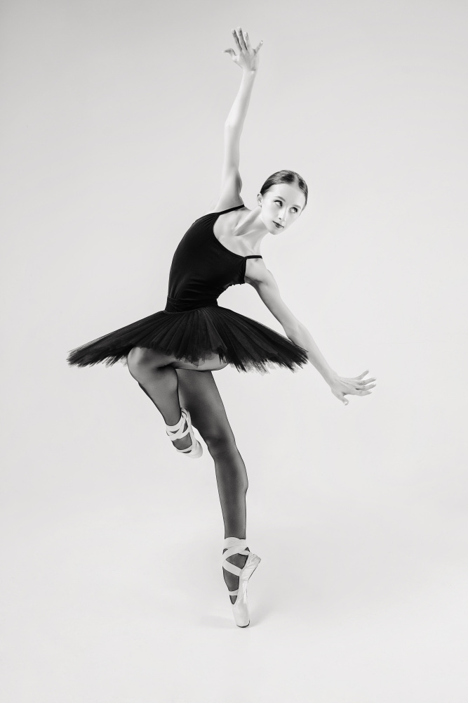 schwarzer Schwan. Ballerina im schwarzen Tutu zeigt Elemente des Balletttanzes in Bewegung from Alexandr