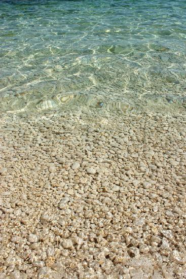 Aqua-Ozean und goldene Kieselsteine
