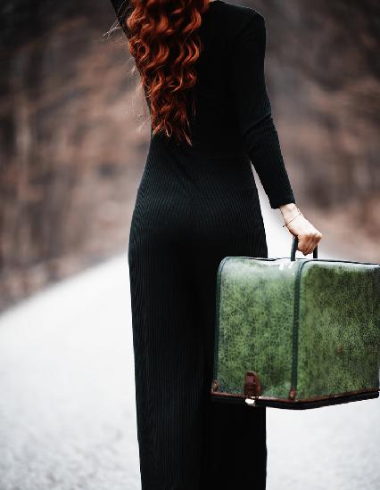 Frau mit einem Koffer