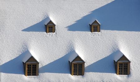 Erster Schnee auf dem Dach