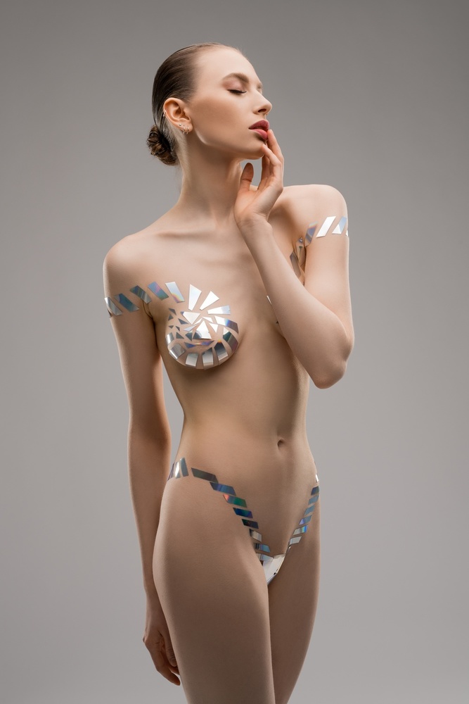 Weibliches Model in Unterwäsche aus Metallband from Andrey Guryanov