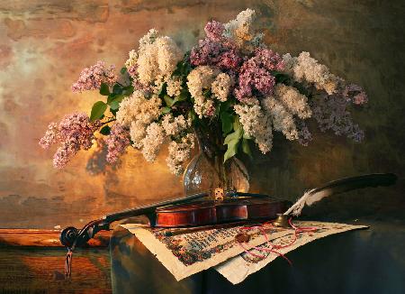 Stillleben mit Geige und lila Blumen