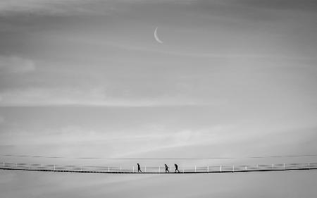 Mond und Brücke