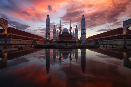Große Moschee von Zentral-Java,Indonesien,bei Sonnenuntergang