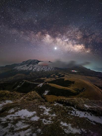 Die Milchstraße leuchtet am Nachthimmel von Aso