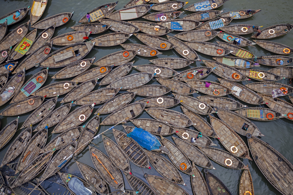 Boote,die wie Blütenblätter mit lebensrettenden Ringen ausgelegt sind from Azim Khan Ronnie