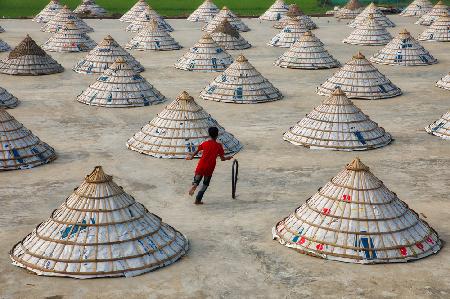 Kinder spielen in der Reismühle.