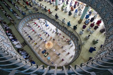 Tausende beten in einer der größten Moscheen der Welt