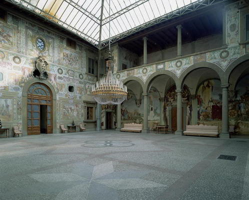 Internal courtyard, (photo) from Bernardo Buontalenti