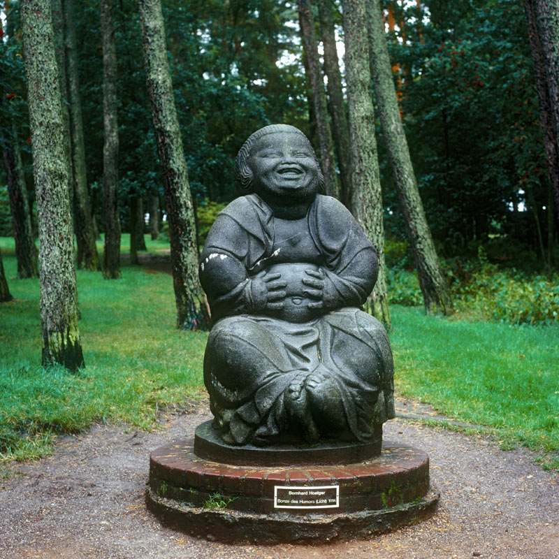 Eine lachende Buddha-Statue from Bernhard Hoetger
