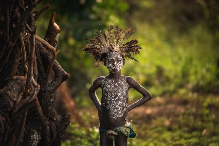 KIBISH,ÄTHIOPIEN - Der junge Suri-Stamm mit traditioneller Kleidung.
