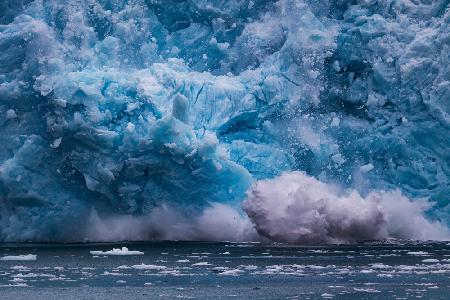 Ein schmelzender und kollabierender Gletscher in Kenai