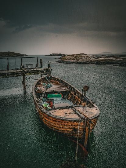 Altes Fischerboot im Regen