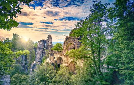 Die Basteibrücke in der Sächsischen Schweiz im Sonnenschein