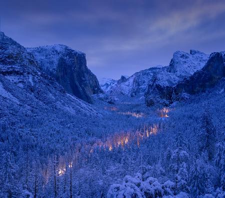 Verkehr im Yosemite Valley während der blauen Stunde