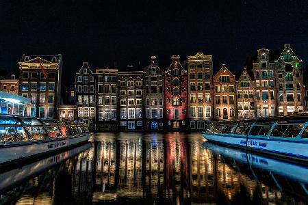 „Tanzende Häuser“ am Damrak-Kanal in Amsterdam
