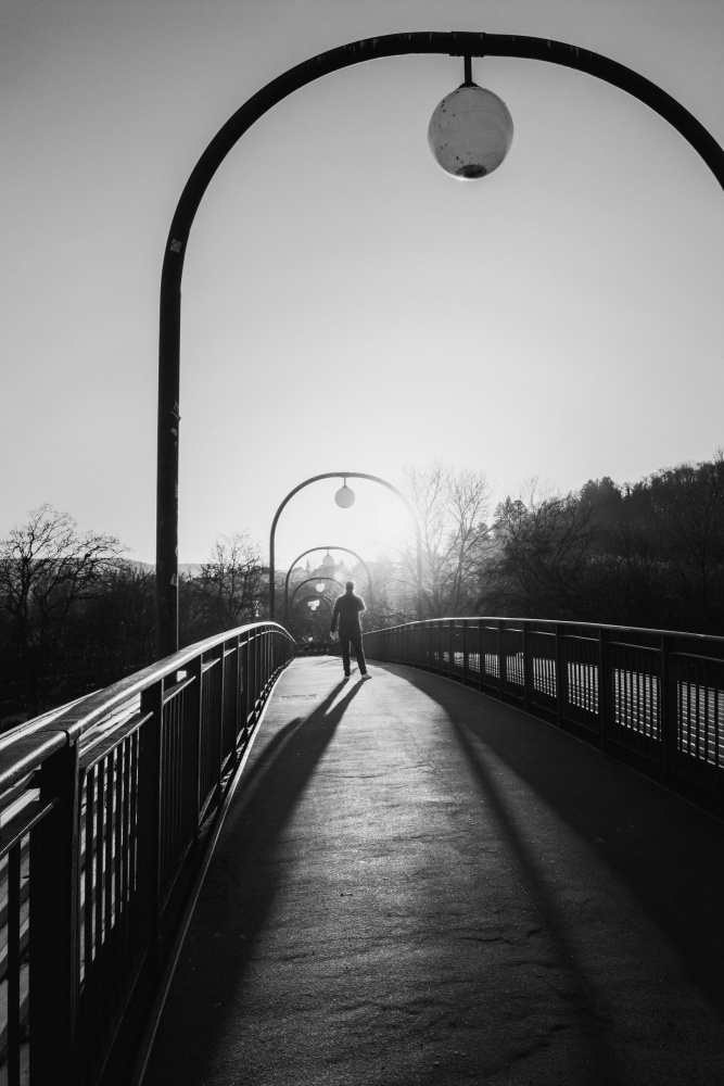 Mann im Gegenlicht auf einer Brücke from Eiji Yamamoto
