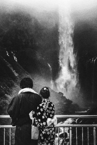 Paar und Wasserfall
