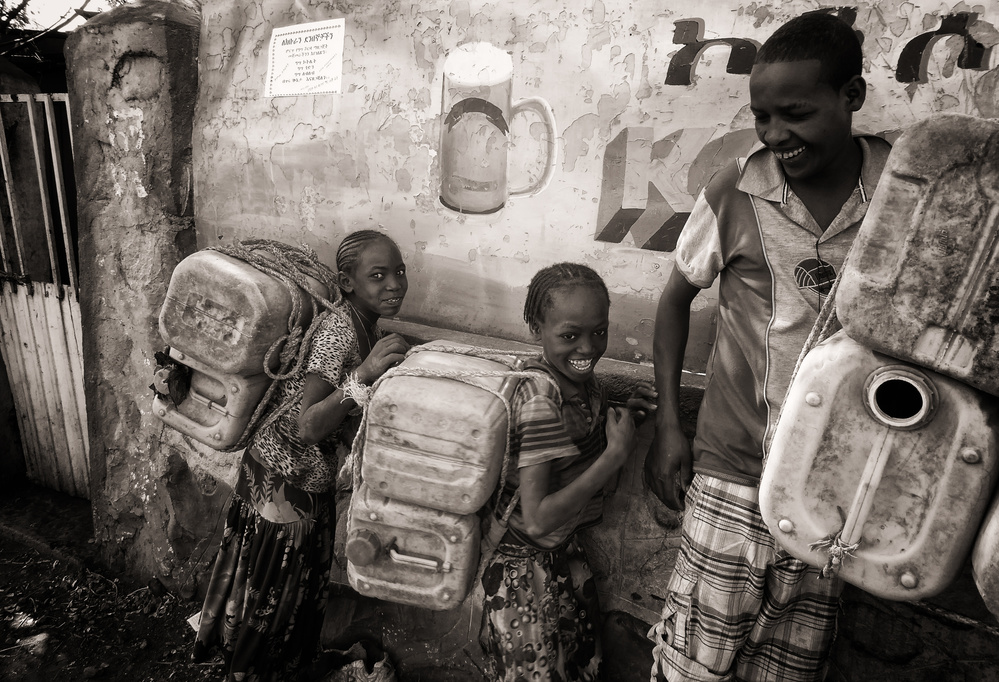 Äthiopien,auf dem Weg,Wasser zu sammeln (schwarz-weiße Version) from Elena Molina