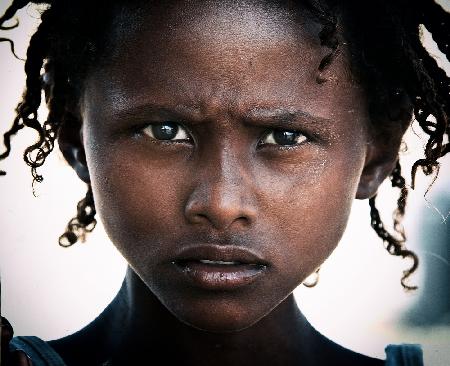Ein Mädchen in der Danakil-Wüste