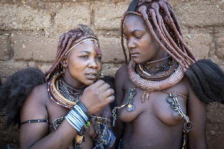 Mutwa-Mädchen auf dem Oncocua-Markt im Süden Angolas