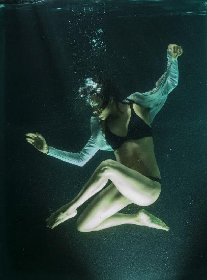 Künstlerische Porträtaufnahmen unter Wasser