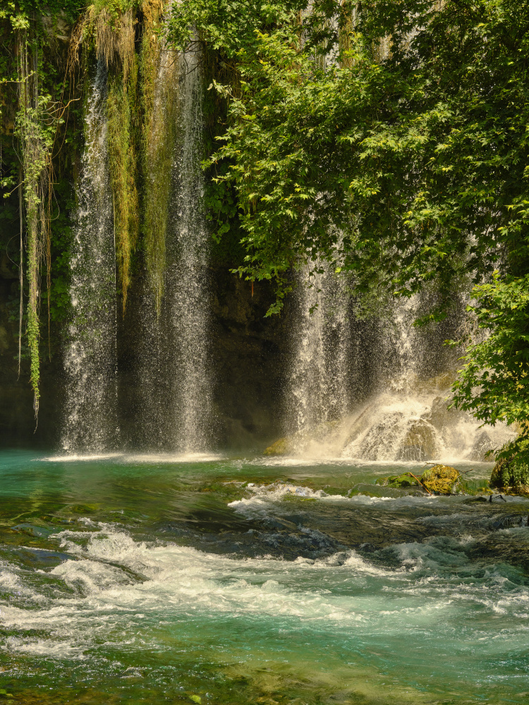 schöner Wasserfall im Wald from engin akyurt