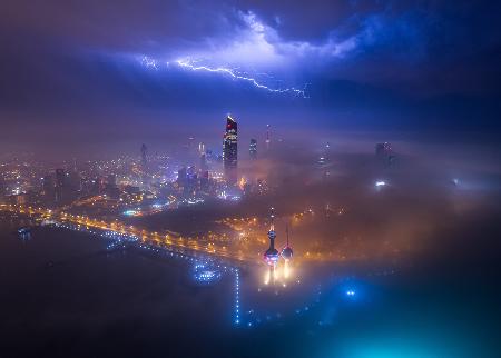 Nebel und Blitz in Kuwait-Stadt
