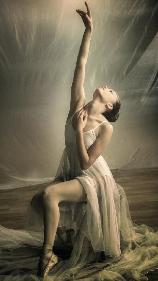 Ballerina bereitet sich auf den Tanz vor