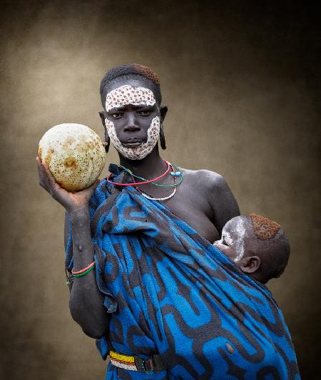 Junge Mutter des Surma-Stammes mit Baby