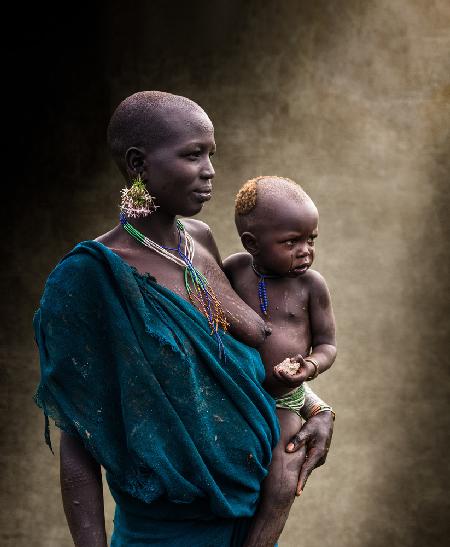 Mutter des Surma-Stammes mit Baby