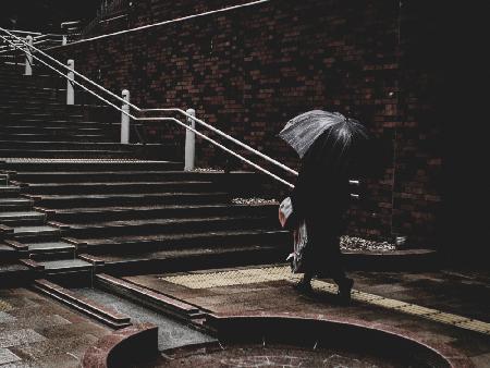 Verloren in Hamamatsu – Treppen und Regenschirm