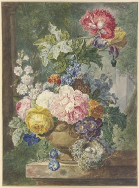 Blumenstrauß in einer Vase, dabei ein Vogelnest