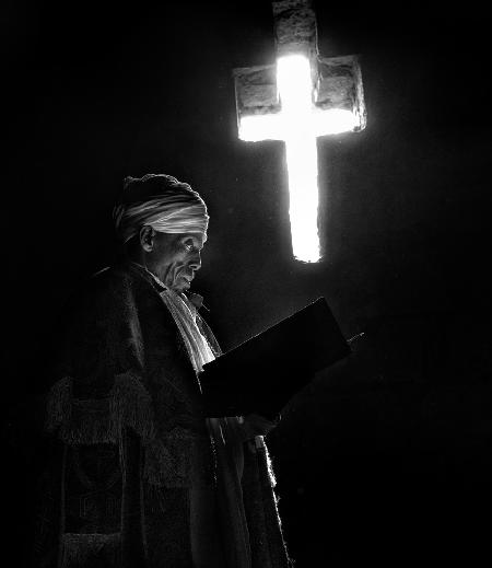 Der Priester,das Buch und das Lichtkreuz