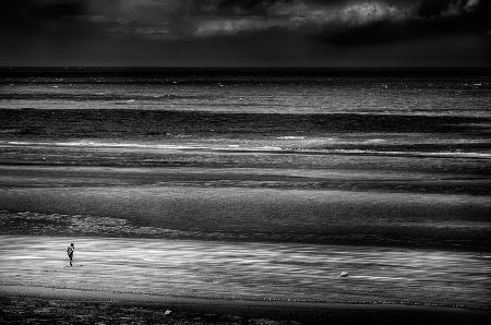 Ein einsamer Mann am Strand. Nordfrankreich.