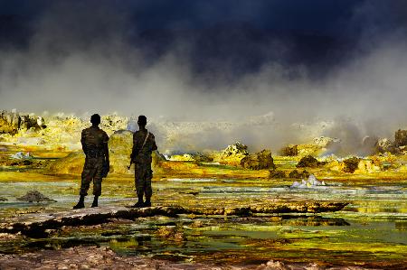 Zwei Soldaten beobachten einen Vulkan