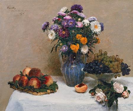 Weiße Rosen und Chrysanthemen in einer Vase, Pfirsiche und Weintrauben auf einem Tisch mit weißer De