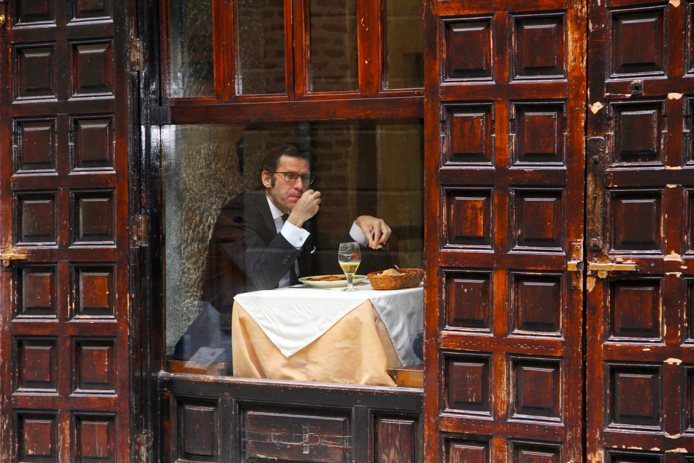 Lonely-Man-Dinner im Madrider Quartier Latin from Igor Shrayer