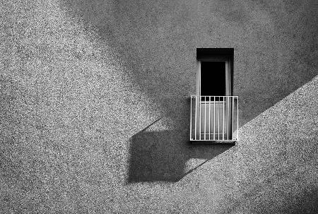Kleiner Balkon und sein Schatten