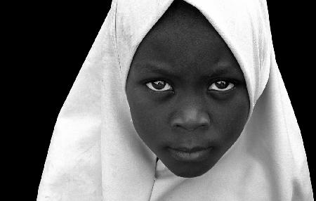 Intensiver Blick eines Mädchens aus Sansibar