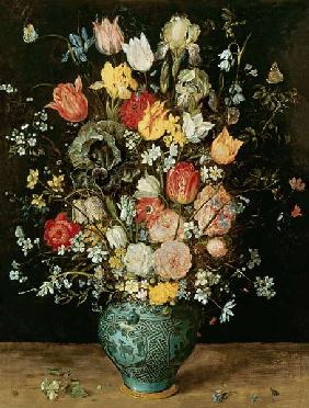 Blumenstrauß in einer blauen Vase