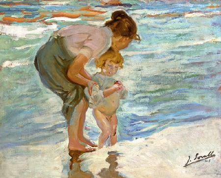 Mutter und Kind am Strand.